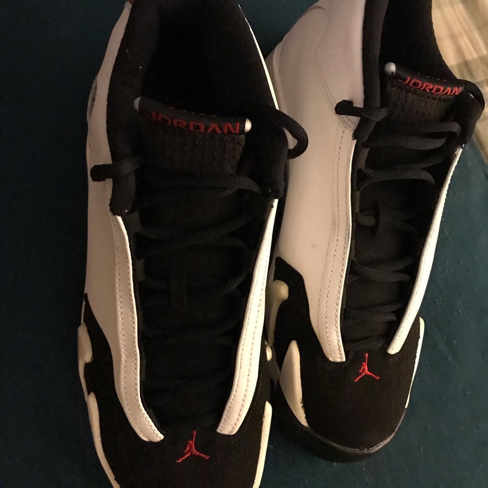 Tennis shoes